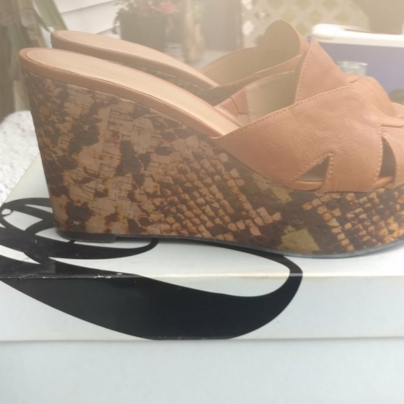 Shoe - Picture 3 of 4